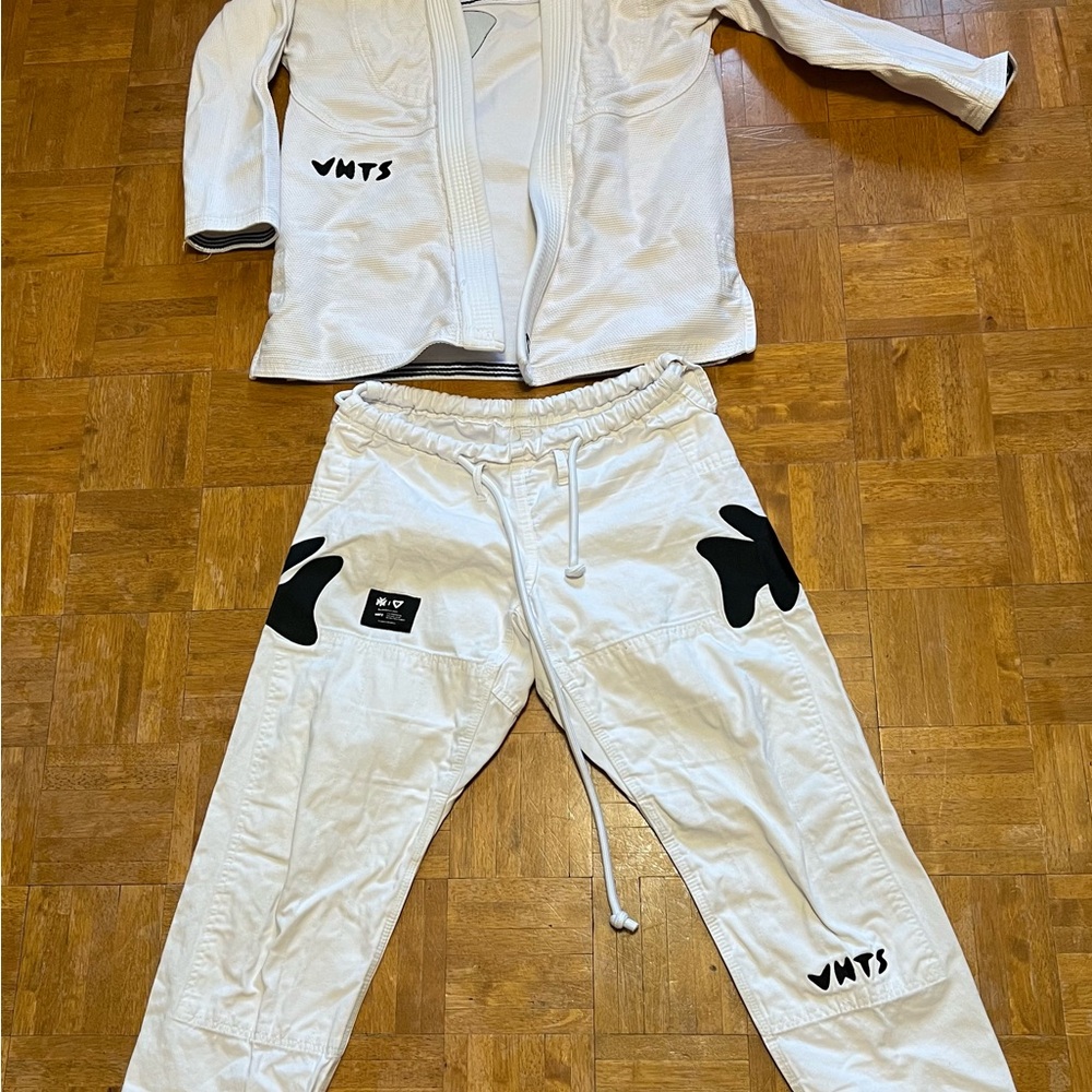 VHTS 'NY edition' 24 Kimono (White, Black)